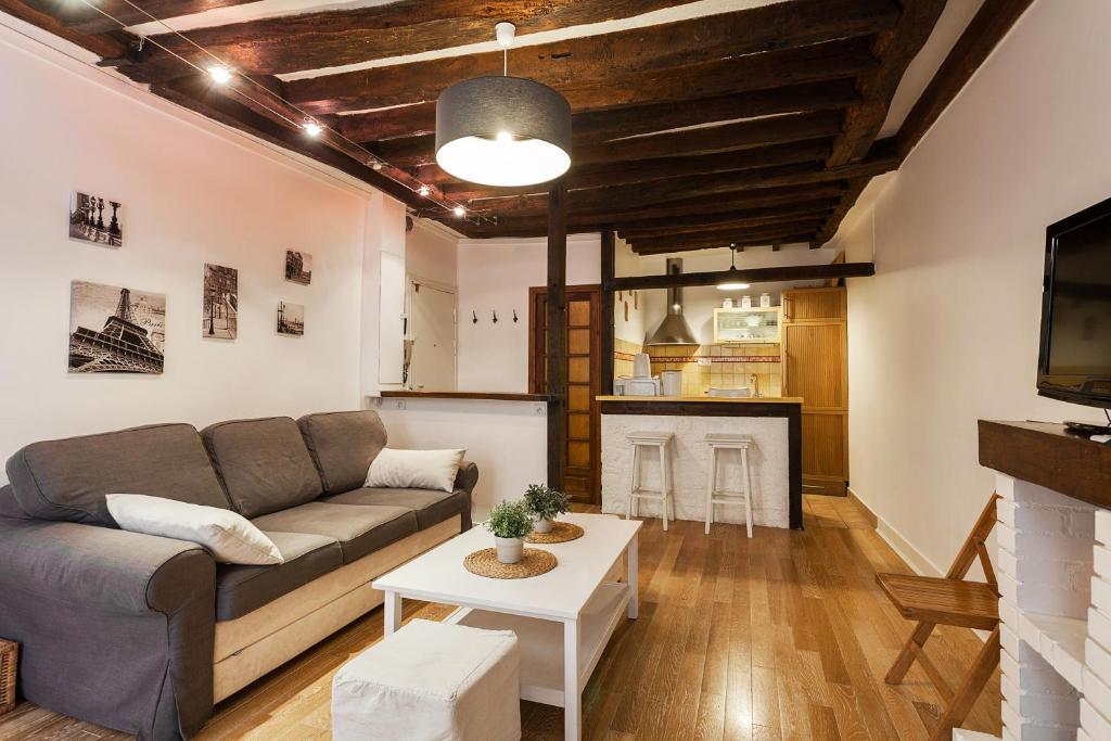 Uma área de estar em Apartment Saint Jacques Notre Dame de Paris
