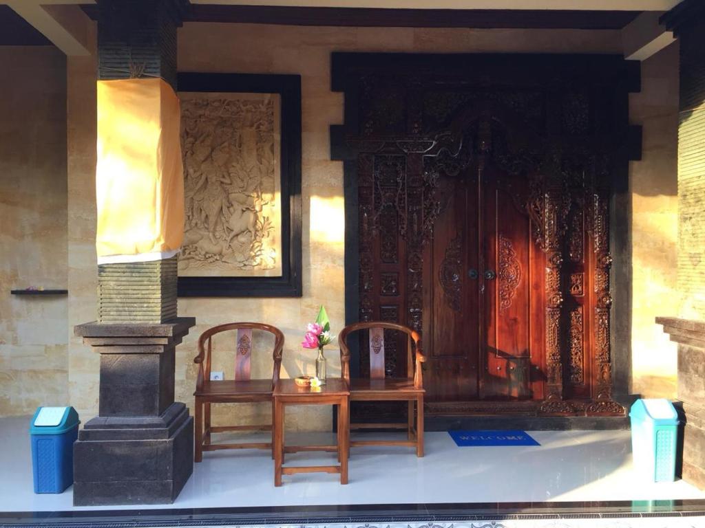 ウブドにあるHendra Houseの建物前のテーブルと椅子2脚