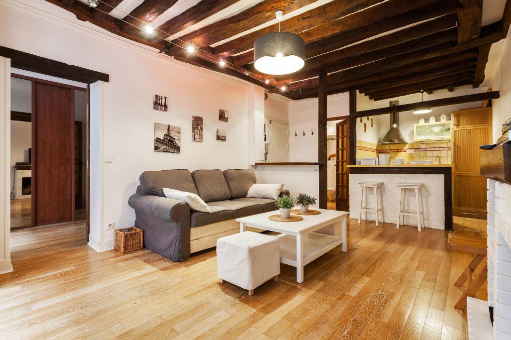 Uma área de estar em Apartment Saint Jacques Notre Dame de Paris