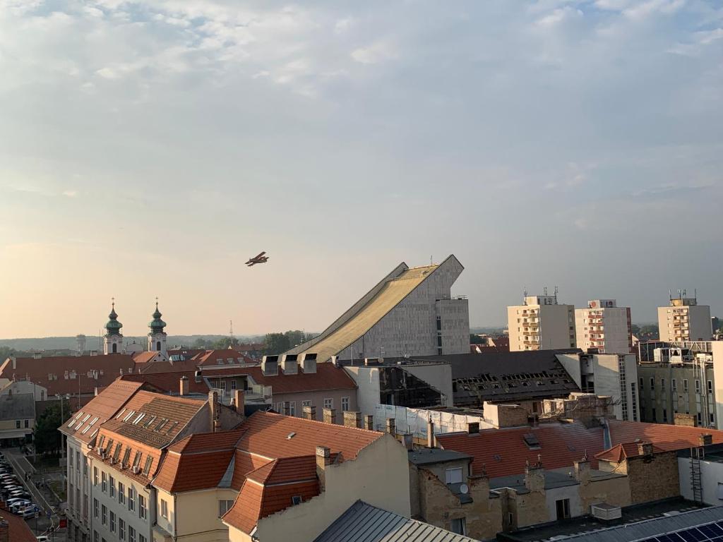 Nespecifikovaný výhled na destinaci Ráb nebo výhled na město při pohledu z apartmánu