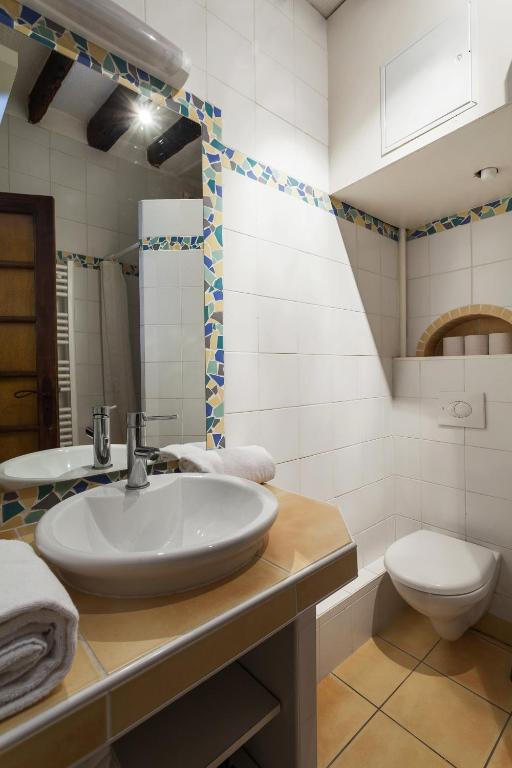 um banheiro com pia e vaso sanitário em Apartment Saint Jacques Notre Dame de Paris em Paris
