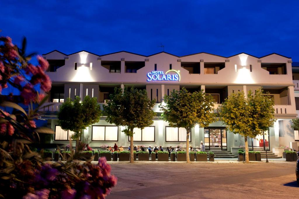 - Vistas al hotel sultán por la noche en HOTEL SOLARIS, en Casalbordino