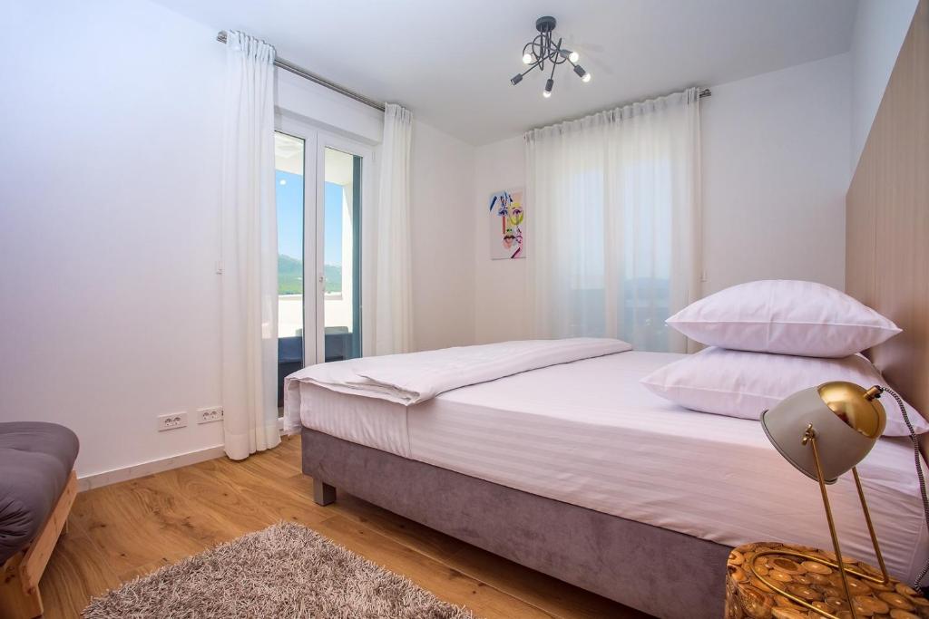 Posteľ alebo postele v izbe v ubytovaní Villa Marijeta exclusive 5 star villa with 50sqm private pool, 6 bedrooms and playroom