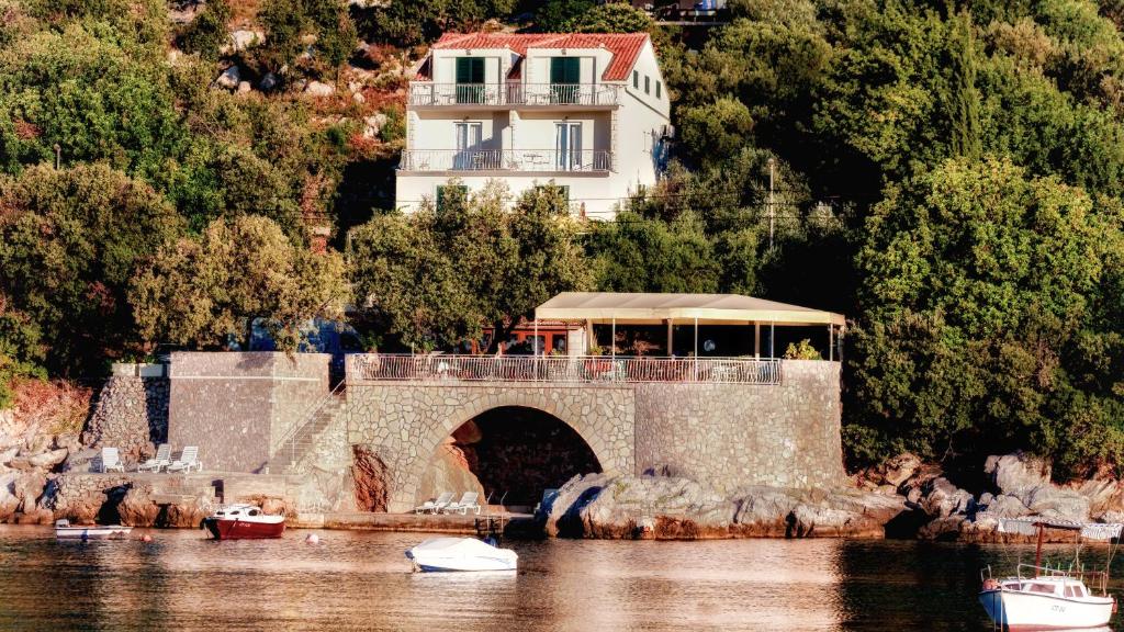 un puente sobre un cuerpo de agua con un edificio en Villa Marin, en Molunat