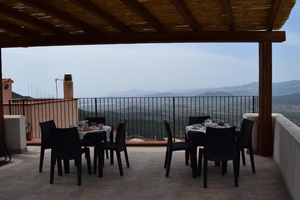 stół i krzesła na balkonie z widokiem w obiekcie Tesori di Sardegna w mieście Baunei