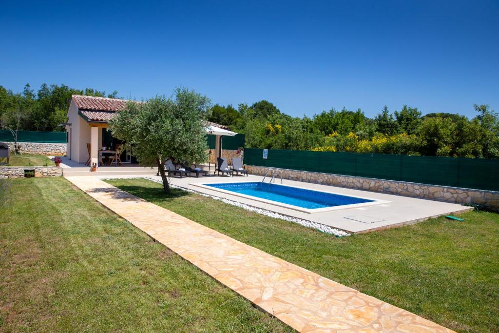 Bazén v ubytování House Jozefina with pool nebo v jeho okolí