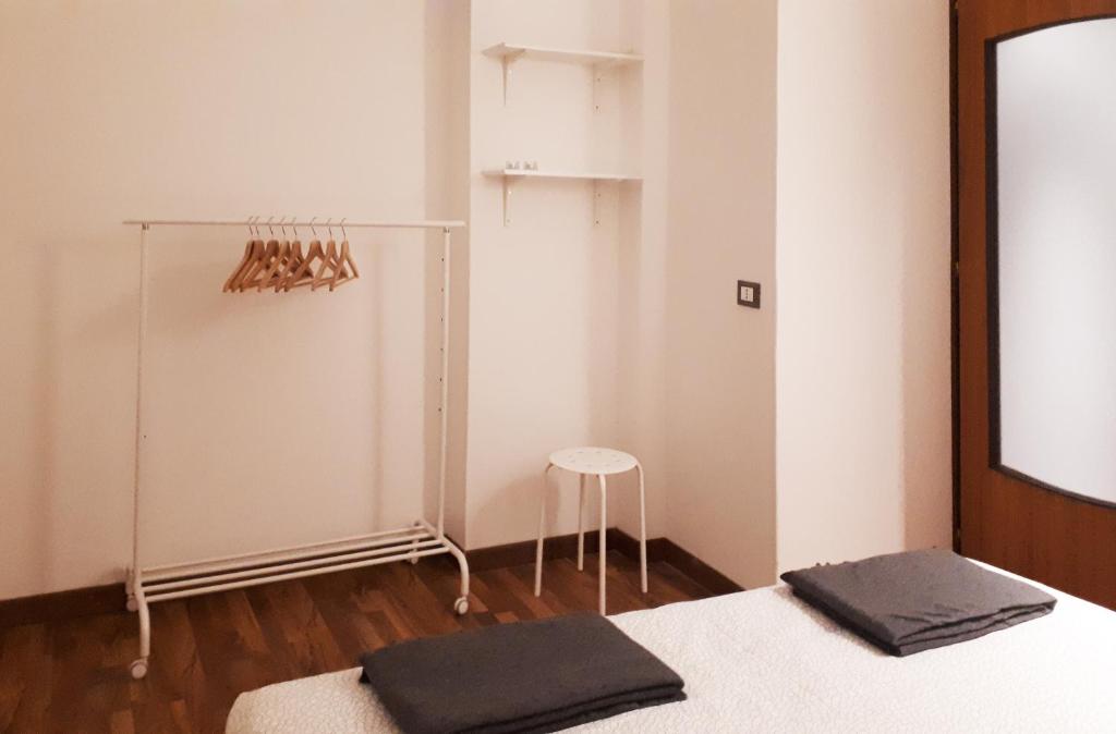Pokój z dwoma łóżkami i stołkiem w obiekcie Residenza Nagler w mieście Bormio