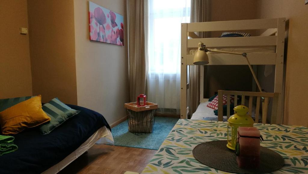 ホイニツェにあるChojnice - mieszkanie w kamienicyのベッドルーム1室(ベッド1台、二段ベッド1組付)