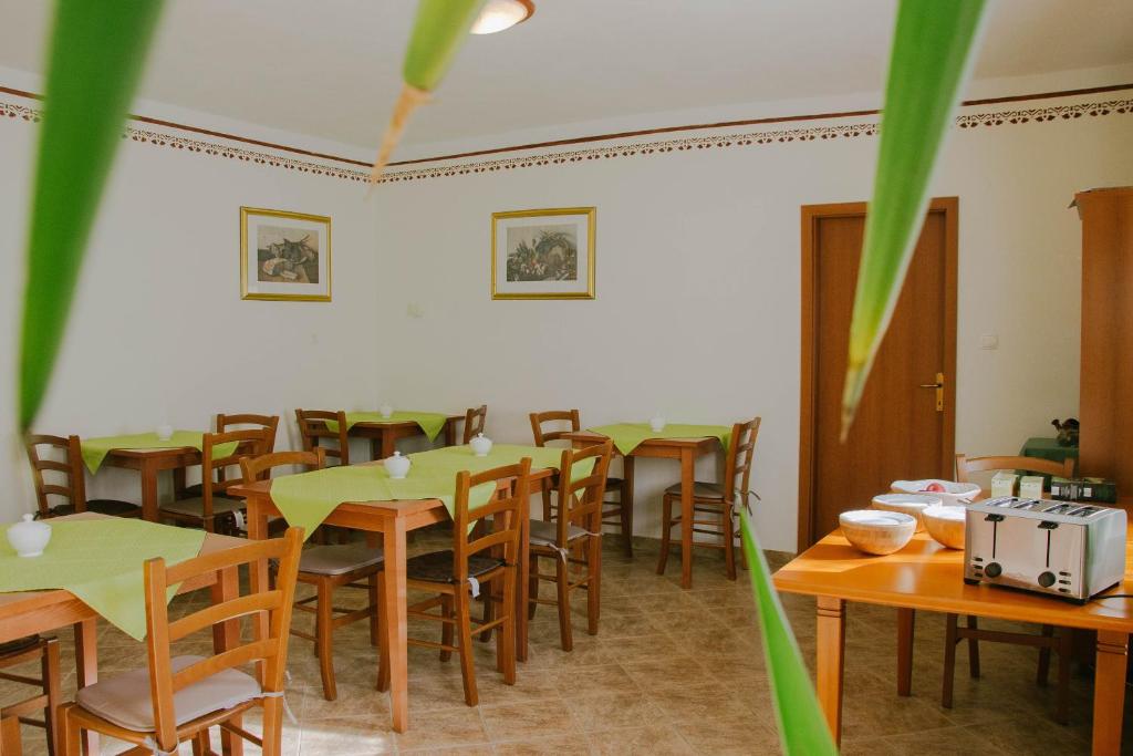 Restaurace v ubytování Rooms Pri Lovrižu