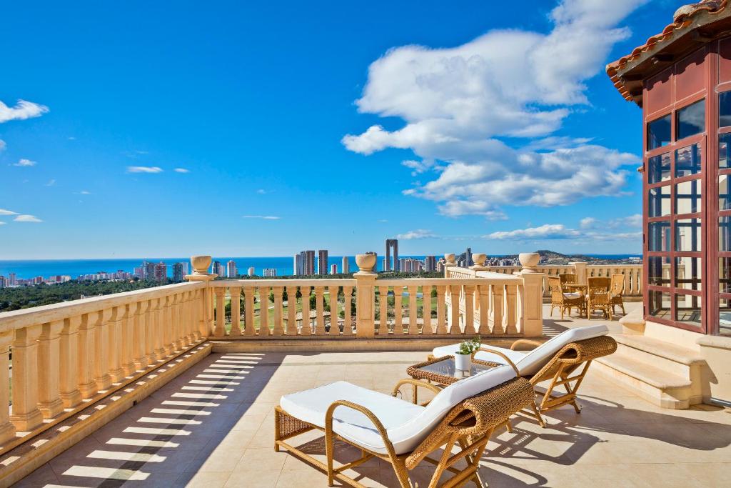 einen Balkon mit Stühlen und Stadtblick in der Unterkunft The Level at Meliá Villaitana in Benidorm