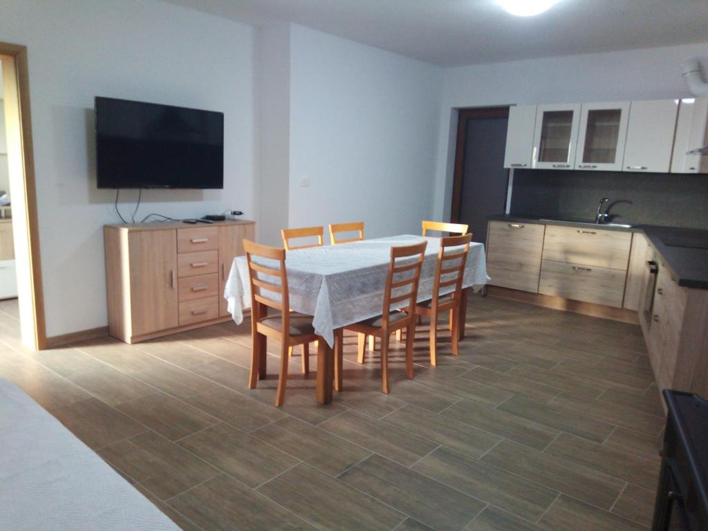 Kuchyň nebo kuchyňský kout v ubytování APARTMAJI MATAŽIN
