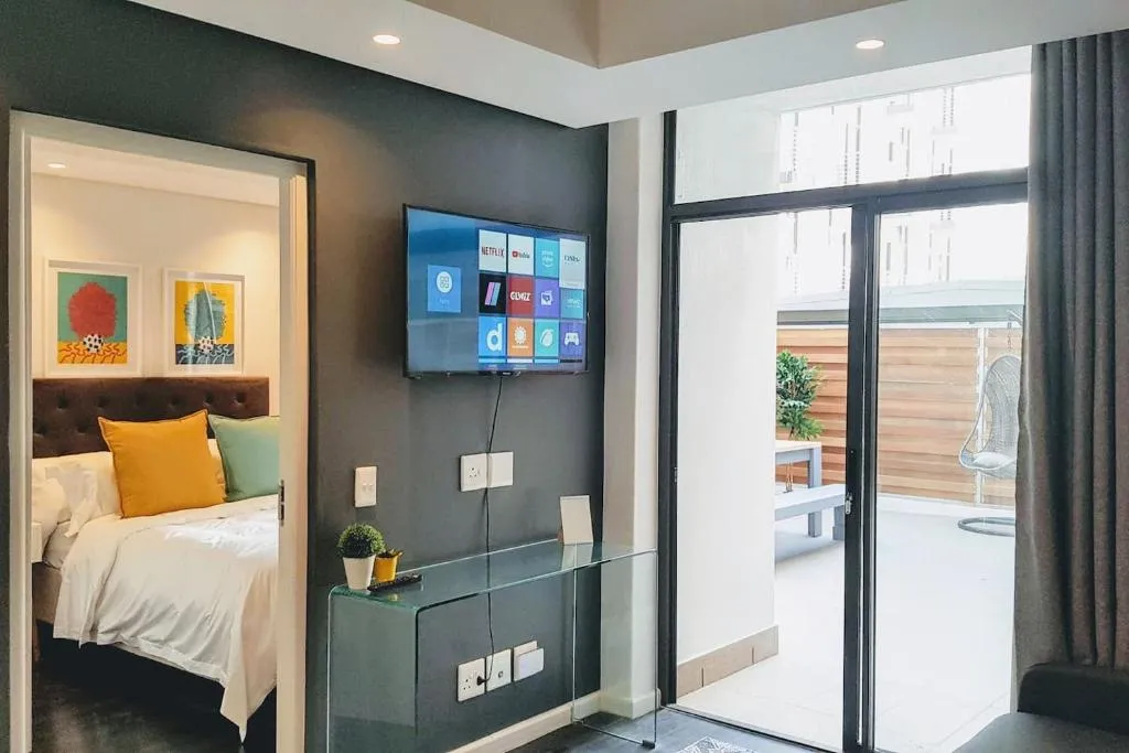 Modern, Central, Secure, Wifi, Parking, Pool, Gym, Cape Town, South Africa