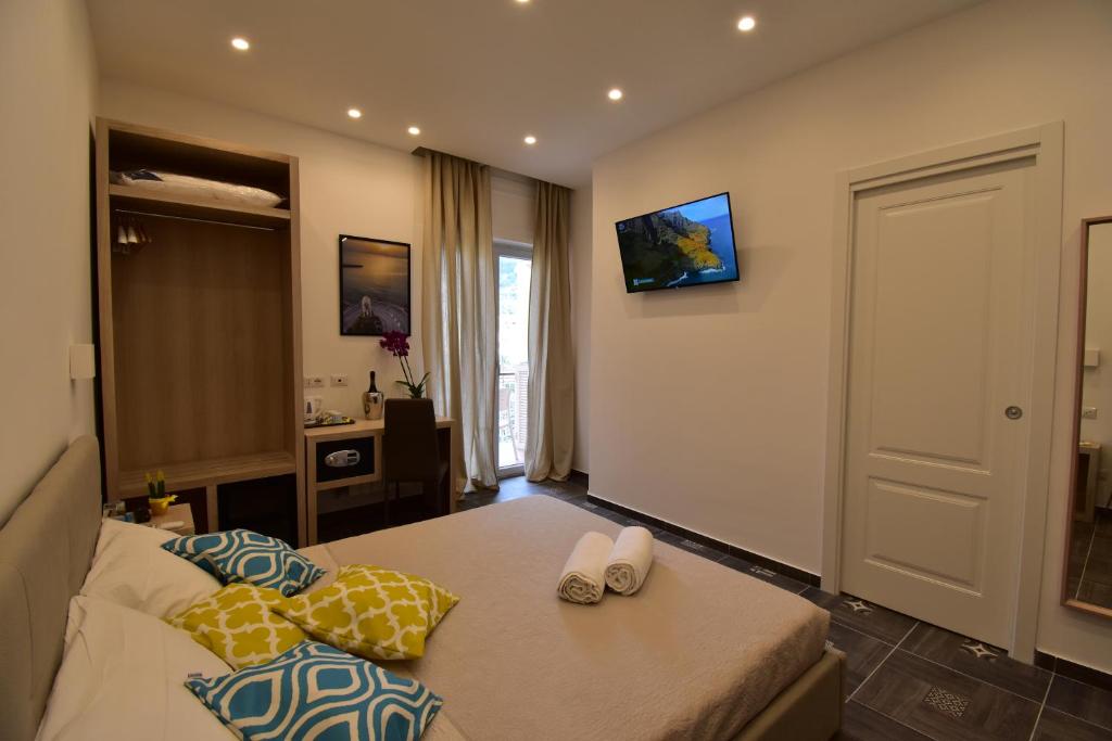 A bed or beds in a room at Effe Home Sorrento