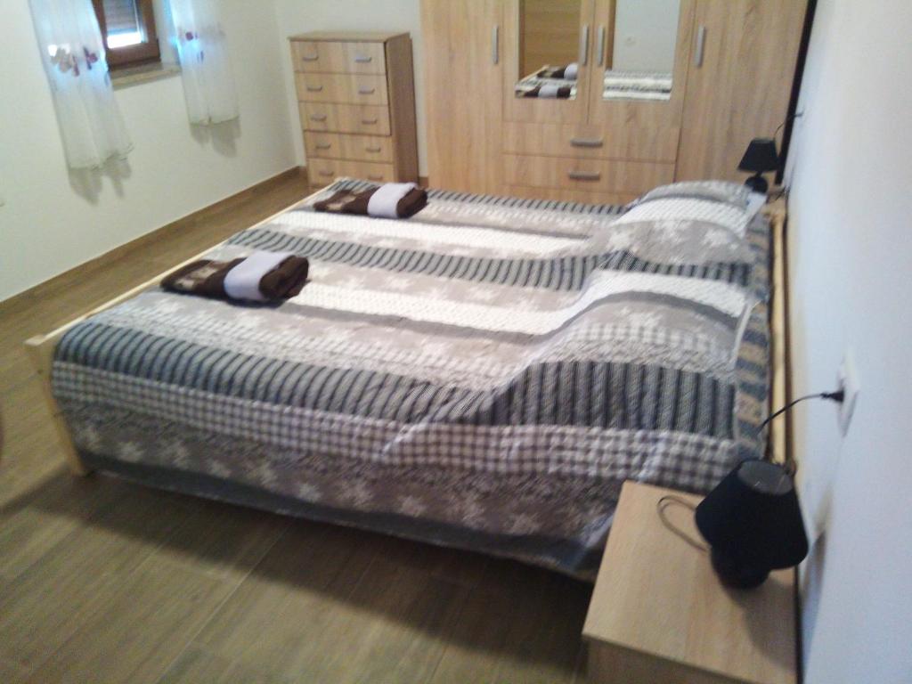 Postel nebo postele na pokoji v ubytování APARTMAJI MATAŽIN