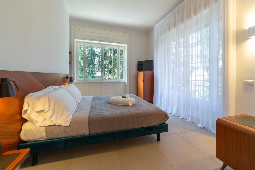 Postel nebo postele na pokoji v ubytování Le Stanze del Lago Suites & Pool