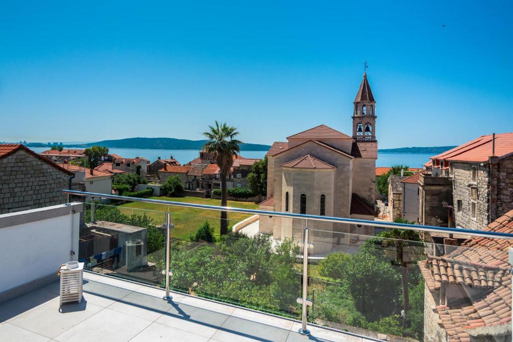 vistas a una iglesia desde el balcón de un edificio en Apartments Villa Castello, en Kaštela