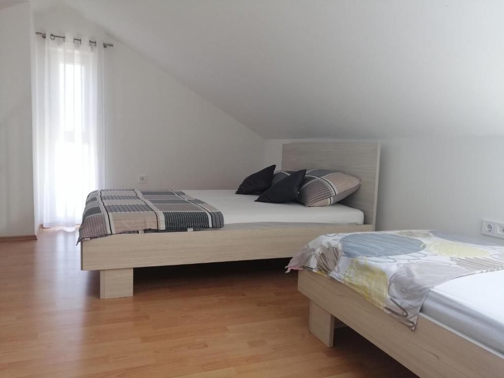 Łóżko lub łóżka w pokoju w obiekcie Apartments Venerea