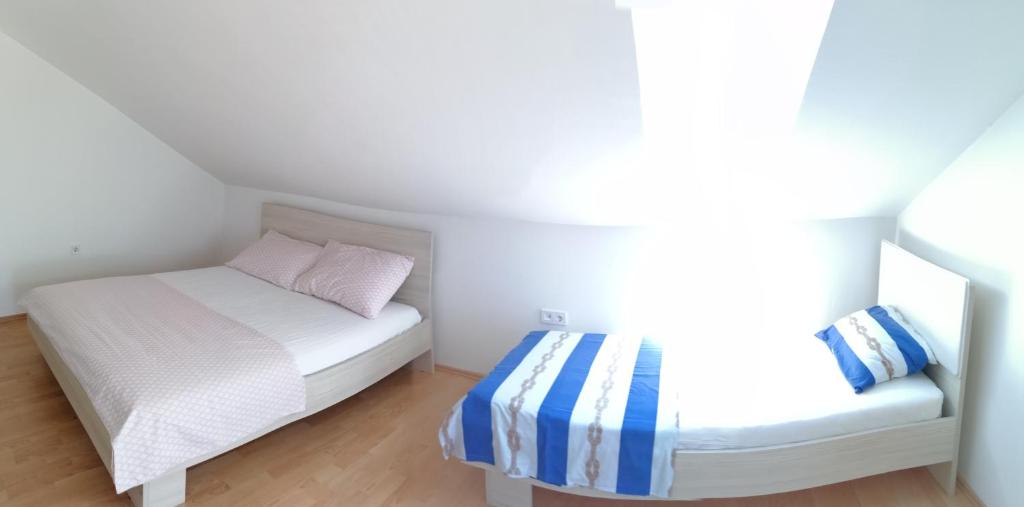 Łóżko lub łóżka w pokoju w obiekcie Apartments Venerea