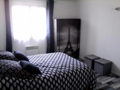 une chambre avec un lit et une fenêtre dans l'établissement Les lauriers, à Arvert