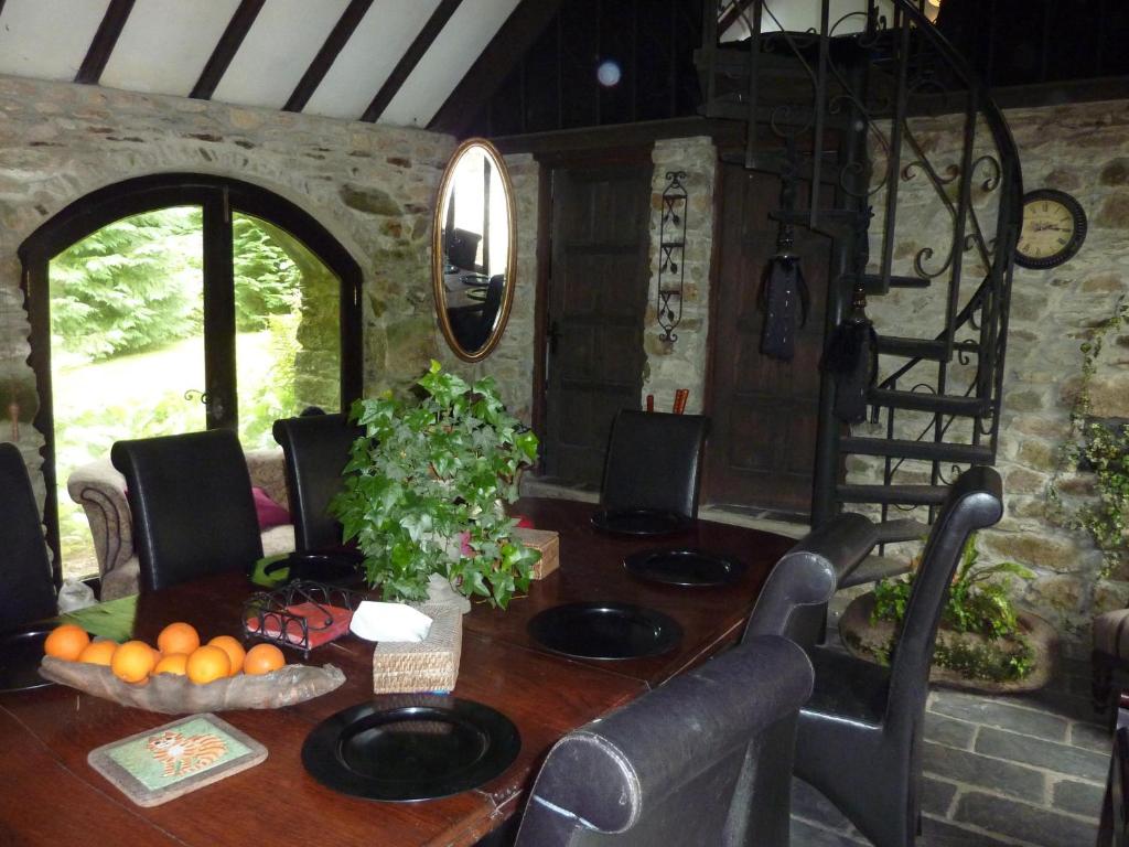 una sala da pranzo con tavolo e arance di Cullintra House a Inistioge