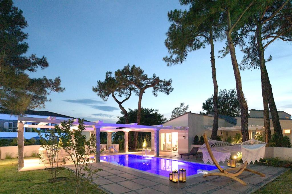 Bazén v ubytování Alexandra Beach Spa Resort nebo v jeho okolí