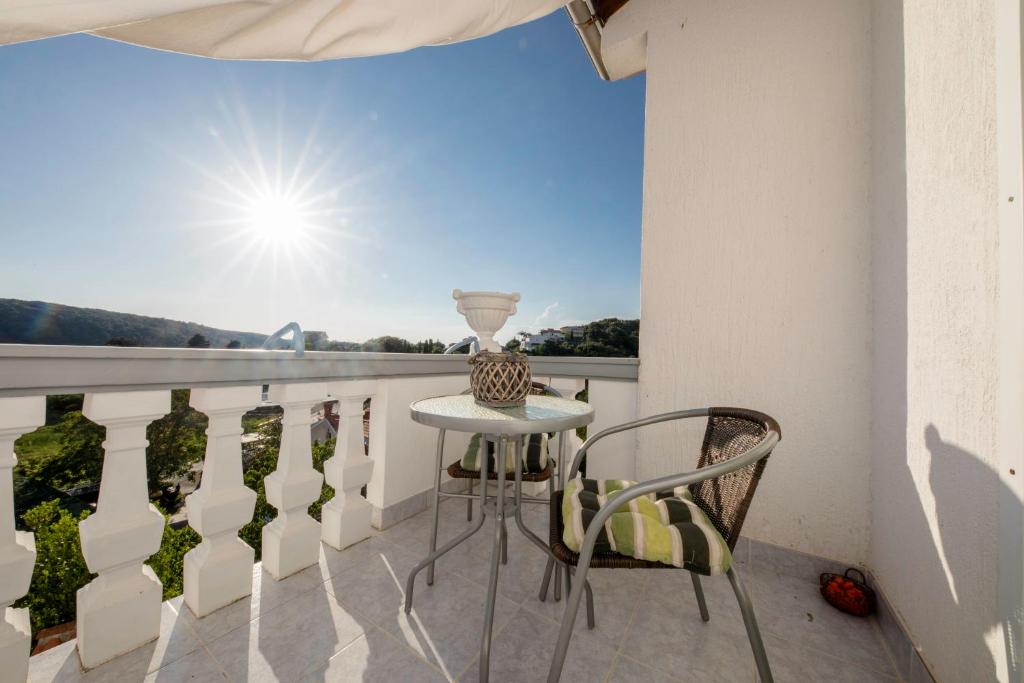 Balkón alebo terasa v ubytovaní Apartmani Rab