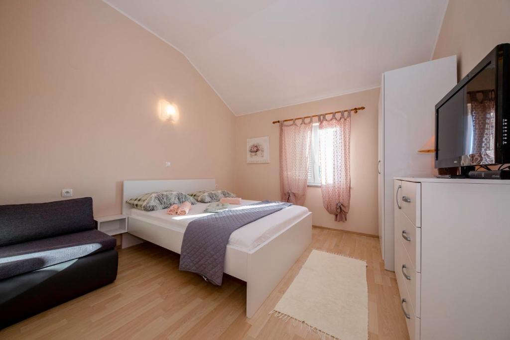 Posteľ alebo postele v izbe v ubytovaní Apartmani Rab