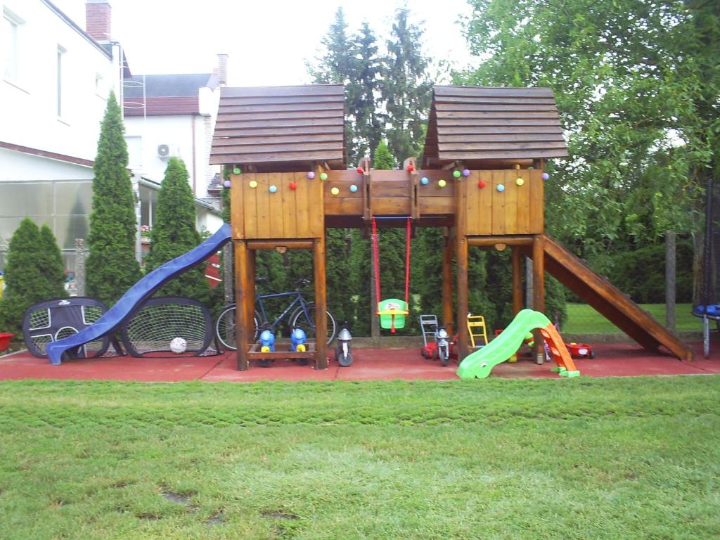 Herní místnost nebo prostor pro děti v ubytování Harmatcsepp Apartmanház
