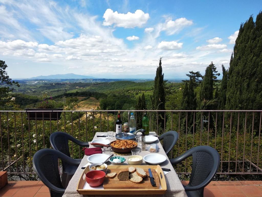 una mesa con comida en el balcón en Agriturismo Le Case di San Vivaldo, en Montaione