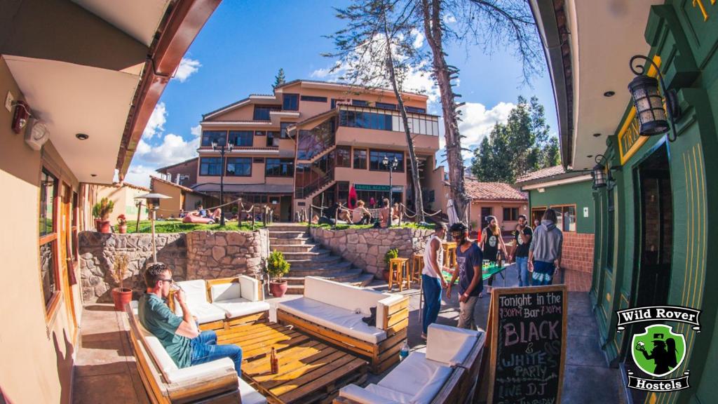 un groupe de personnes debout à l'extérieur d'un bâtiment dans l'établissement Wild Rover Cusco, à Cusco