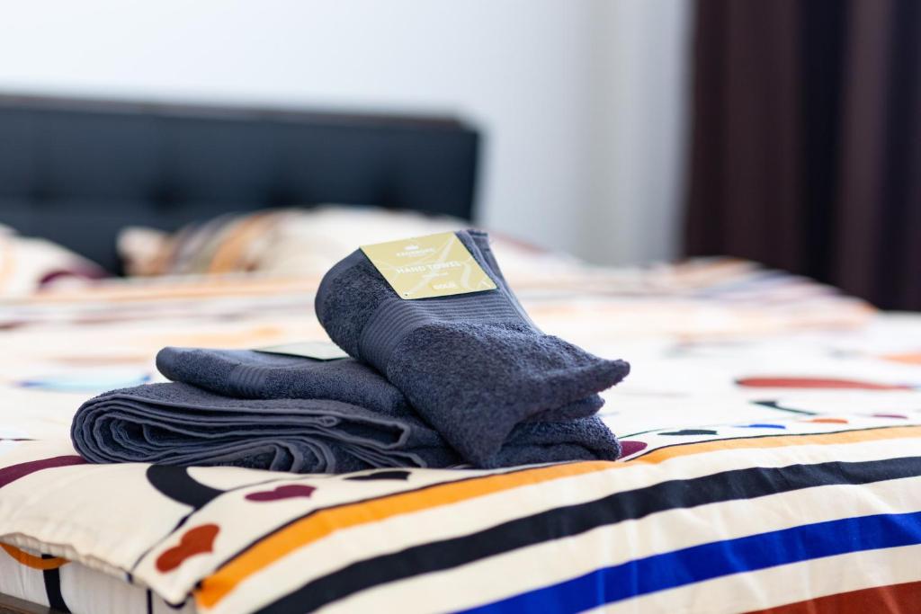 sterta ręczników na łóżku w obiekcie Aparthotel Laura w Klużu-Napoce