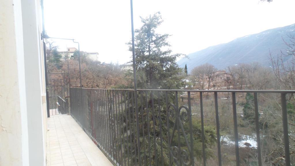 Fontecchio的住宿－Casa Furore，山景阳台设有围栏。