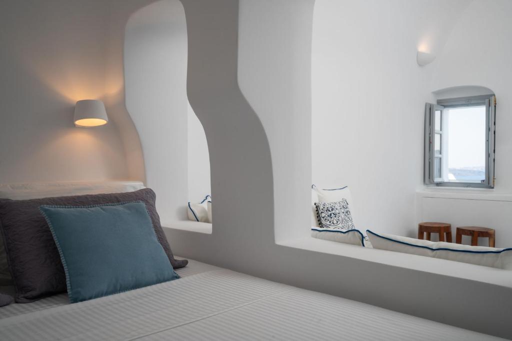 Postel nebo postele na pokoji v ubytování Oia Spirit Boutique Residences