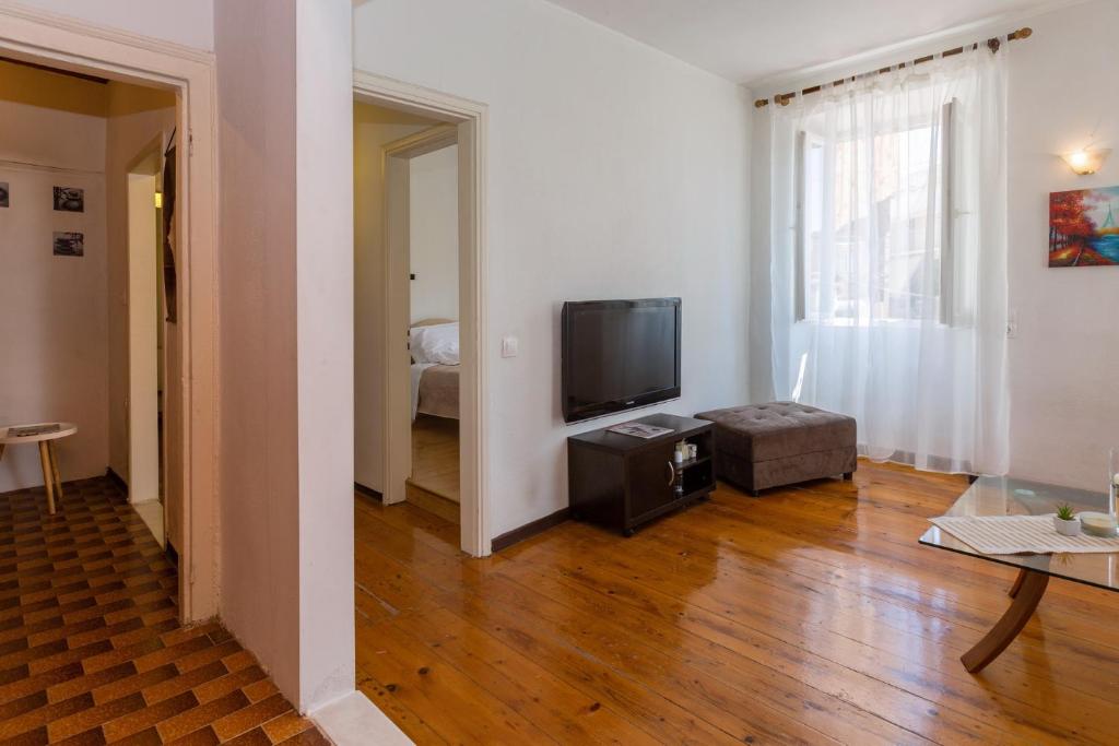 Televízia a/alebo spoločenská miestnosť v ubytovaní Yasmin House by CorfuEscapes