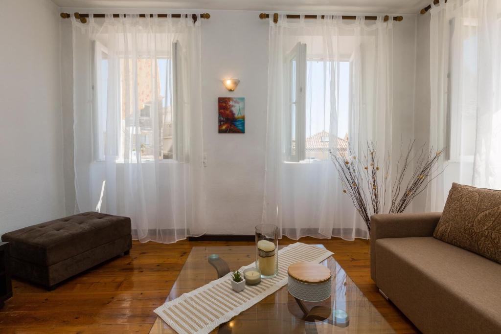 Posedenie v ubytovaní Yasmin House by CorfuEscapes