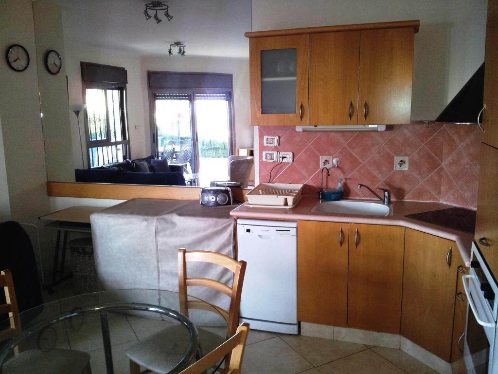 cocina con fregadero y encimera en Holiday Apartments Eilat, en Eilat