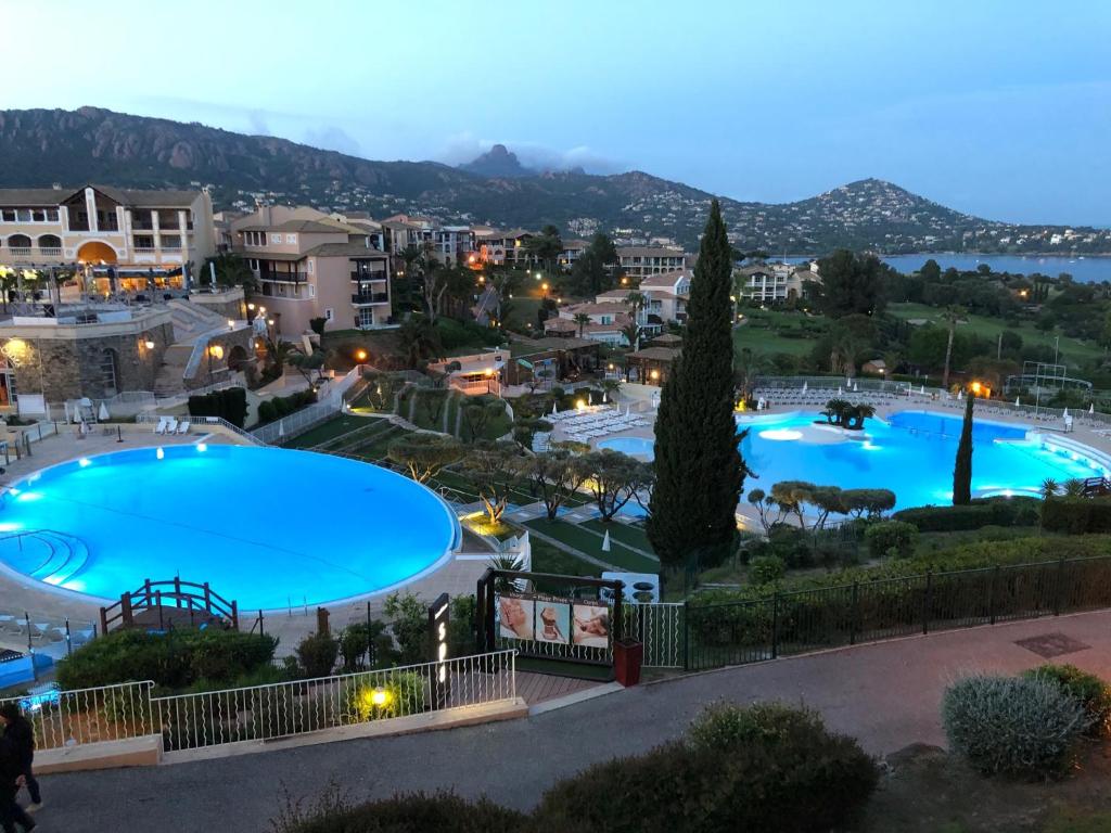 - Vistas a 2 piscinas de una ciudad por la noche en Cap Esterel Appartement haut de gamme en Saint-Raphaël