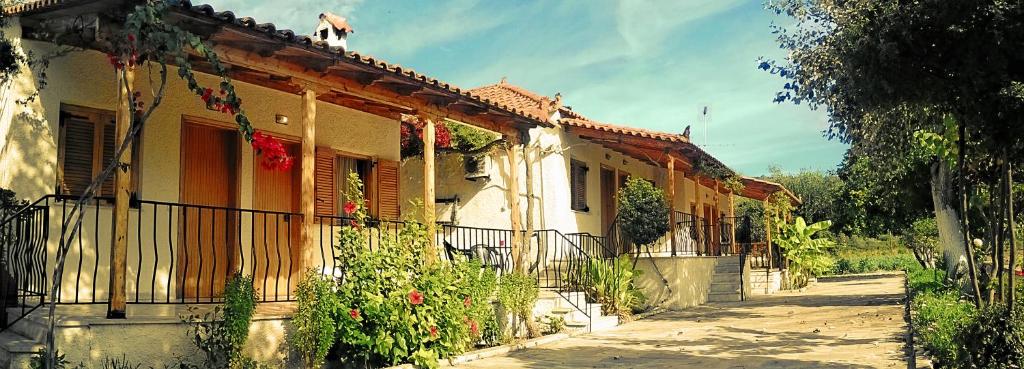 a house with a dog on the roof of it at Studio Candia in Kandia