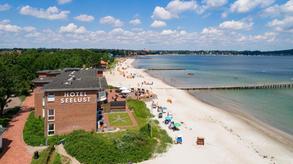 una vista aérea de un hotel en la playa en Hotel Seelust en Eckernförde