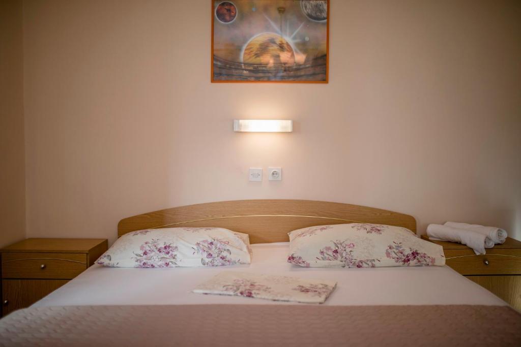 Posteľ alebo postele v izbe v ubytovaní Apartmani Rab