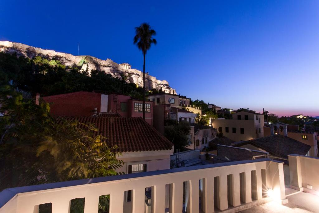 Vue sur une ville avec une montagne en arrière-plan dans l'établissement Plaka360 Apartments, à Athènes