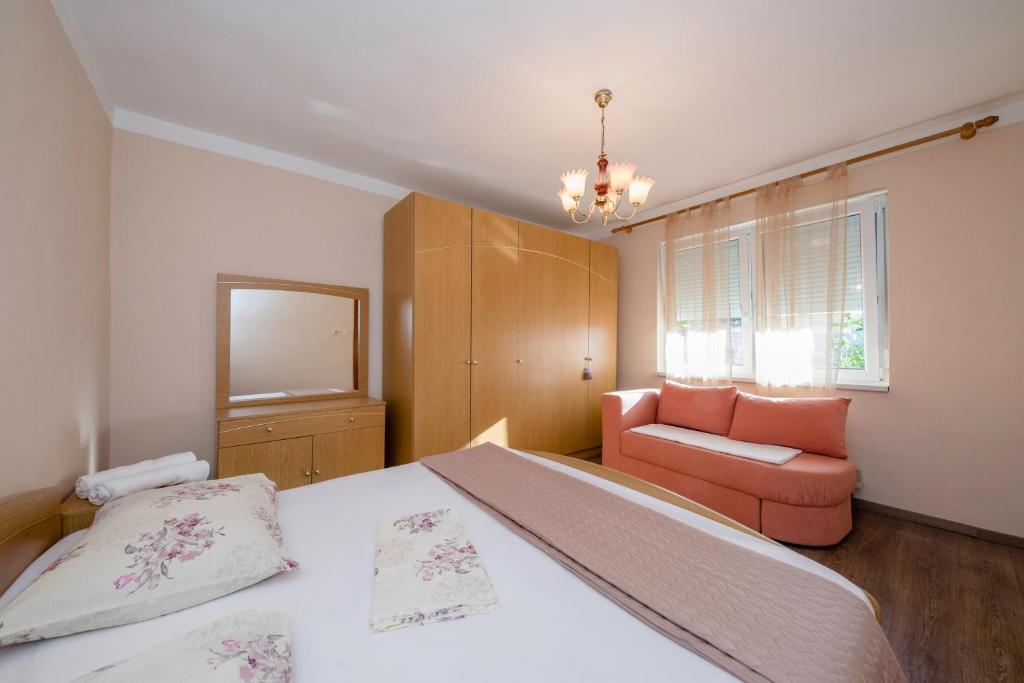 Posteľ alebo postele v izbe v ubytovaní Apartmani Rab