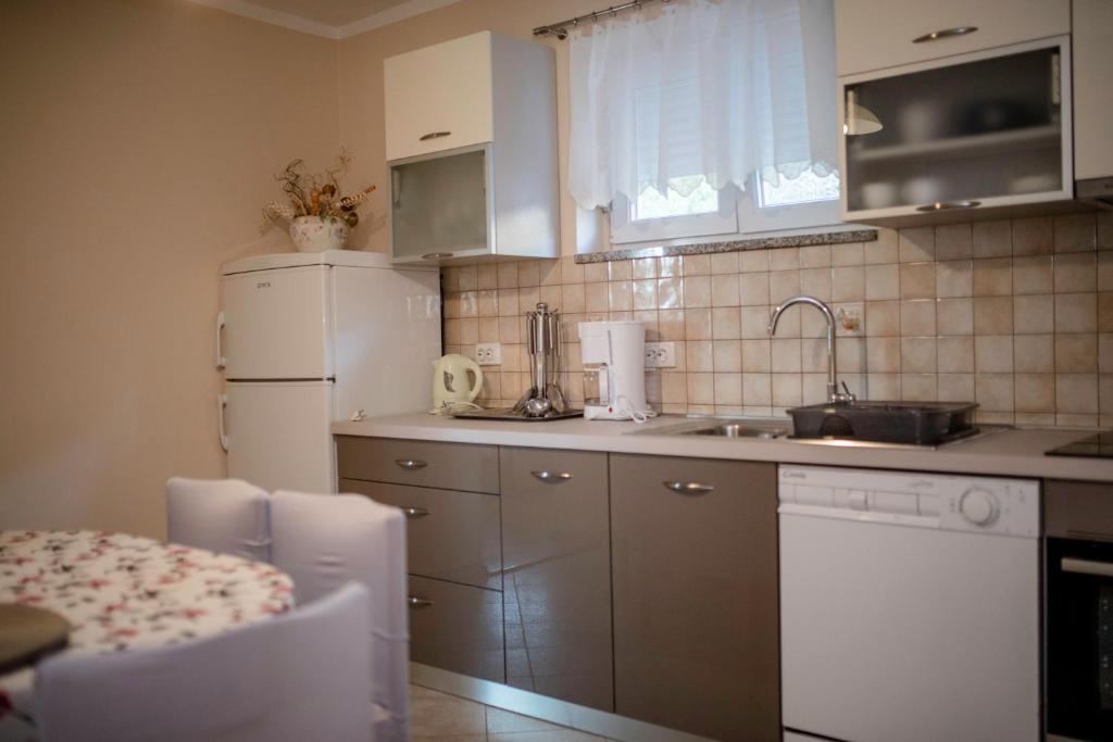 Kuchyňa alebo kuchynka v ubytovaní Apartmani Rab