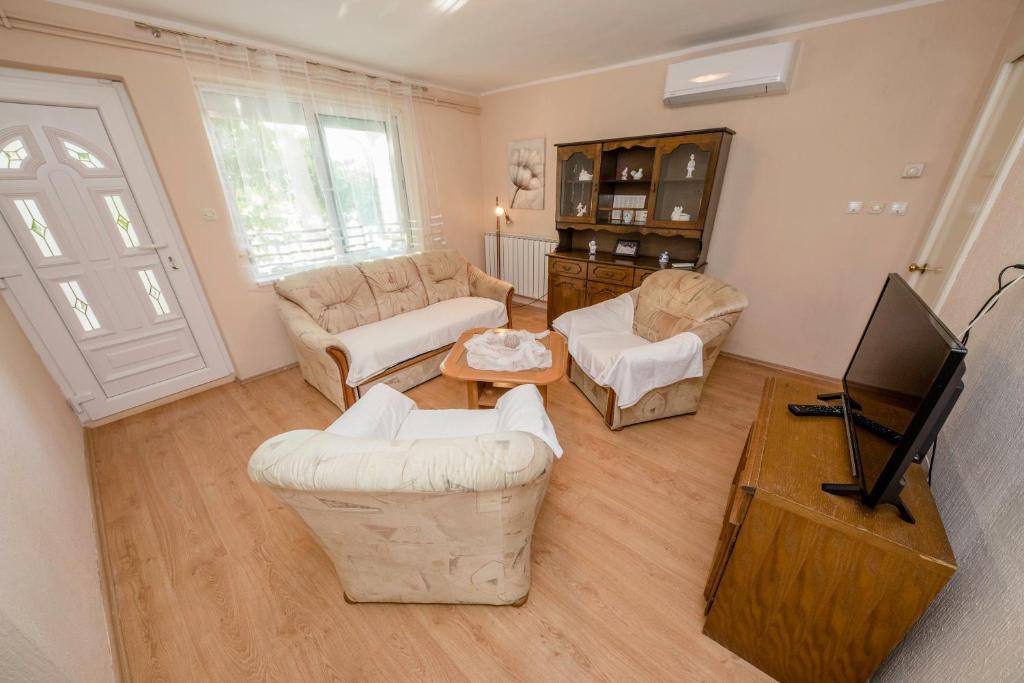 Televízia a/alebo spoločenská miestnosť v ubytovaní Apartmani Rab