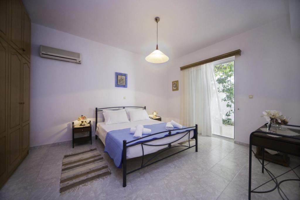 A bed or beds in a room at Stegnailion