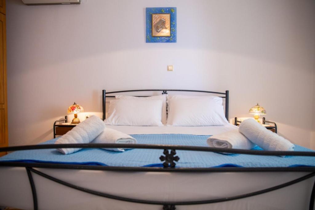 A bed or beds in a room at Stegnailion