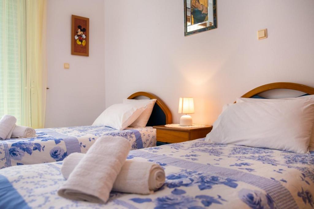 A bed or beds in a room at Stegnailion