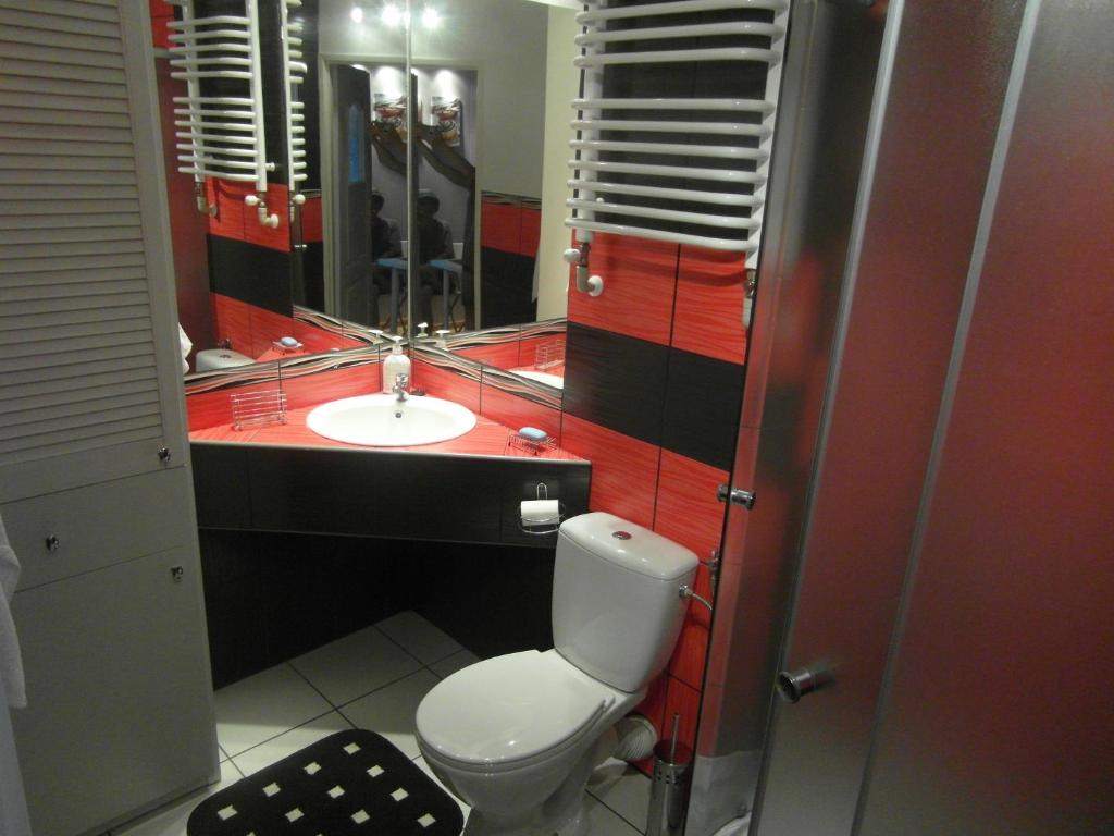 een badkamer met een wit toilet en een wastafel bij Apartament Dobra nocka in Krynica Zdrój