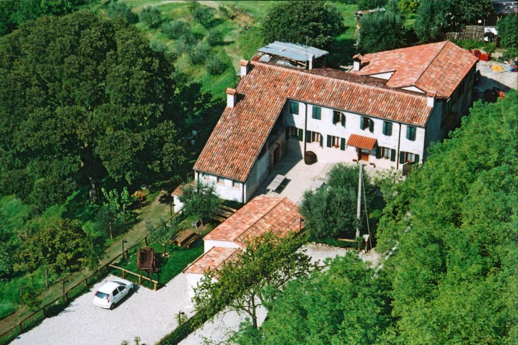 an aerial view of a house with a car in front at Colle Del Barbarossa in Teolo