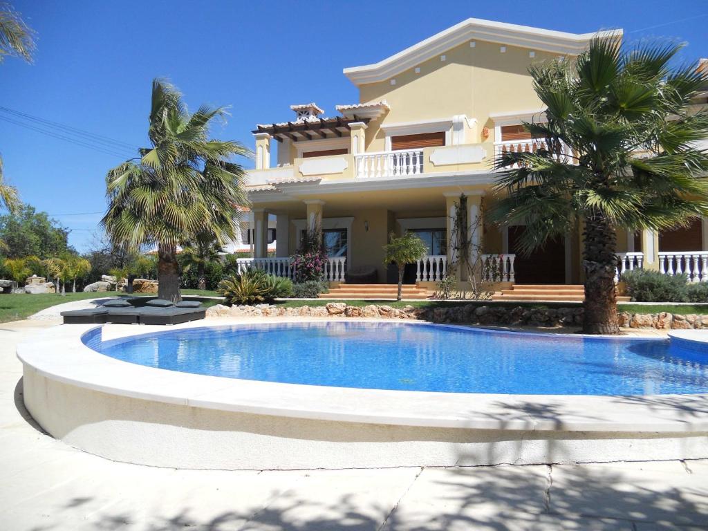 une maison avec une piscine en face d'une maison dans l'établissement Belar, à Tavira